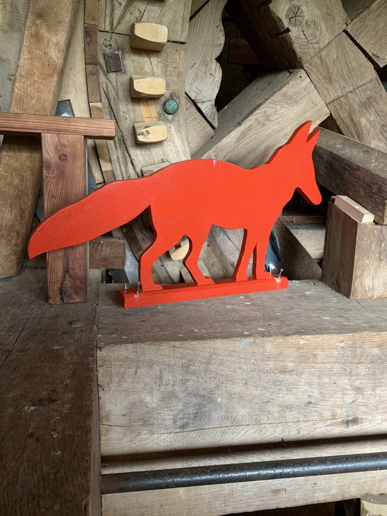 Fuchs aus Holz, rotbraun, in der Mühle